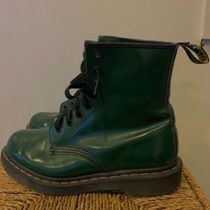 dark green doc martens !! 🦠🧪🧩🫑🌱🪲 size 7.5